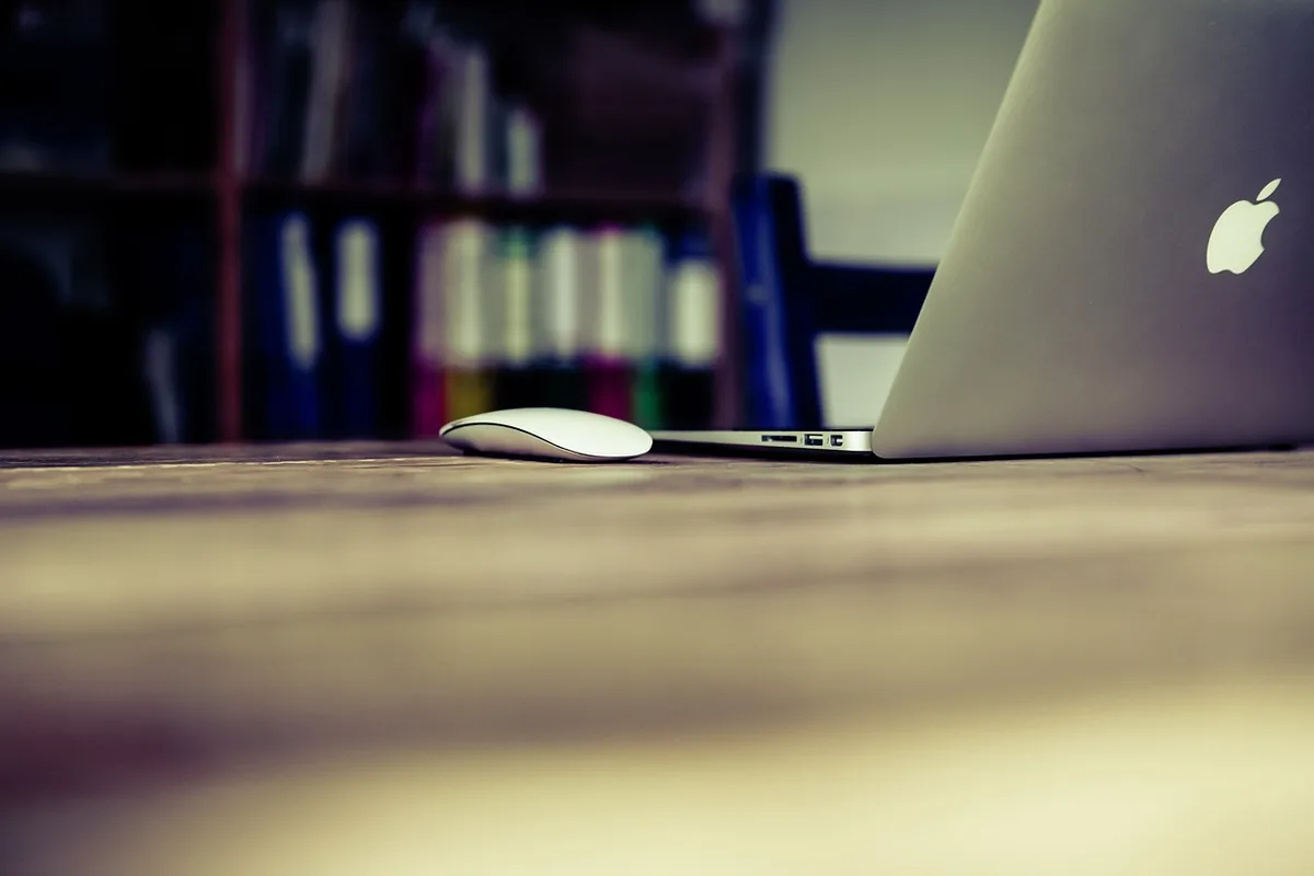 Mesa de escritório com material de trabalho